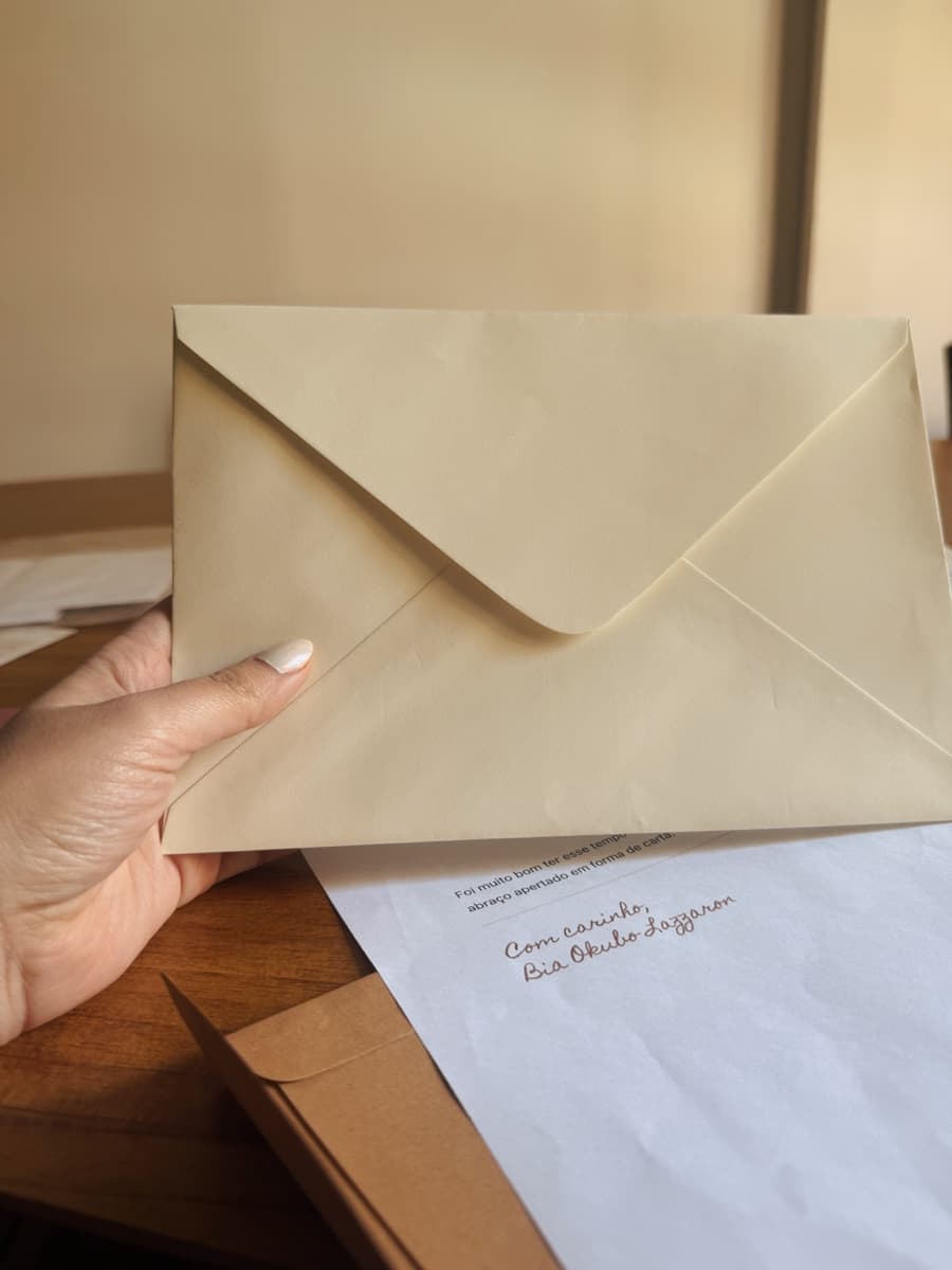 Envelope kraft e a carta do mês assinada à mão