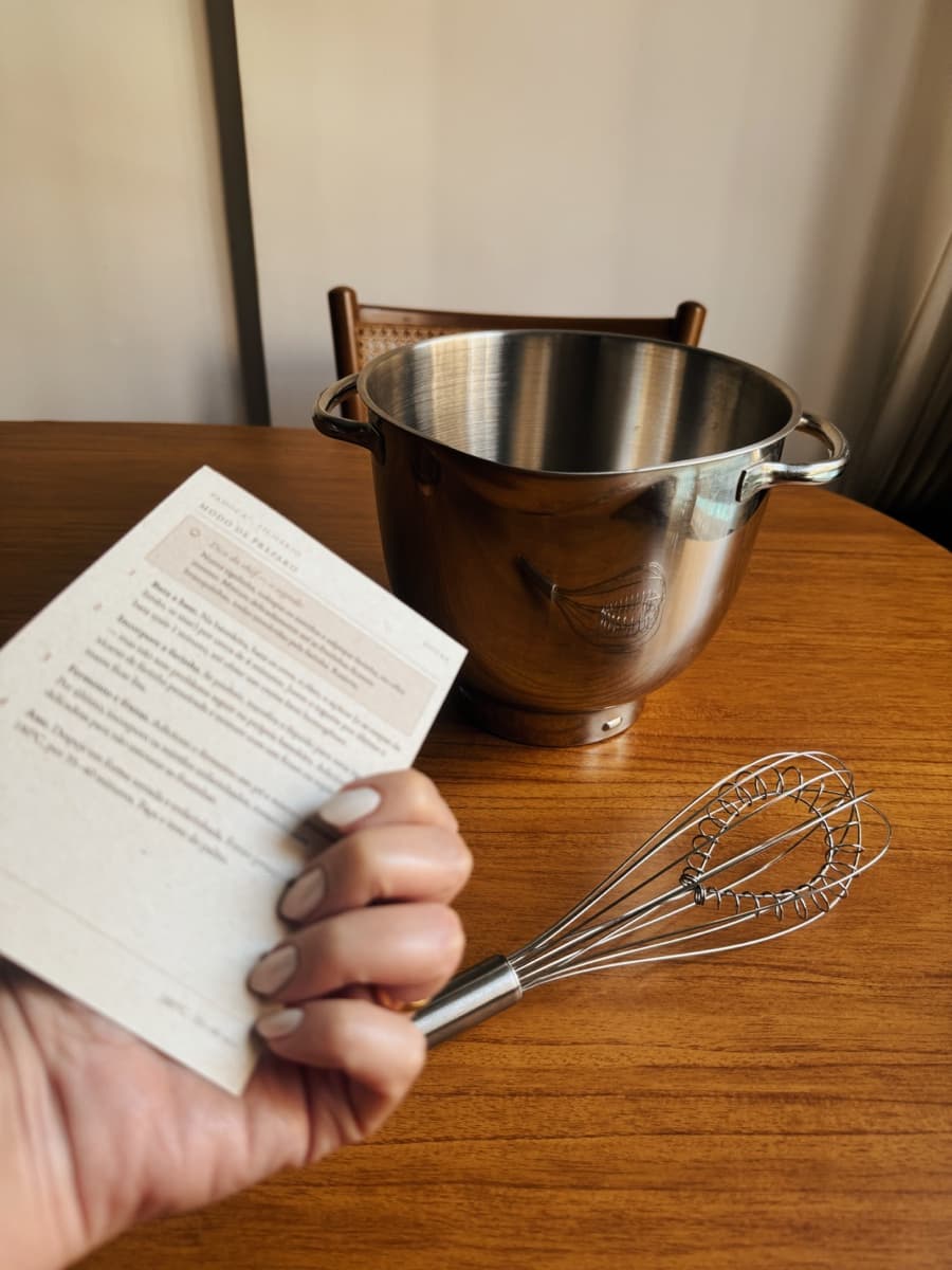 Cartão de receita ao lado de tigela e fouet